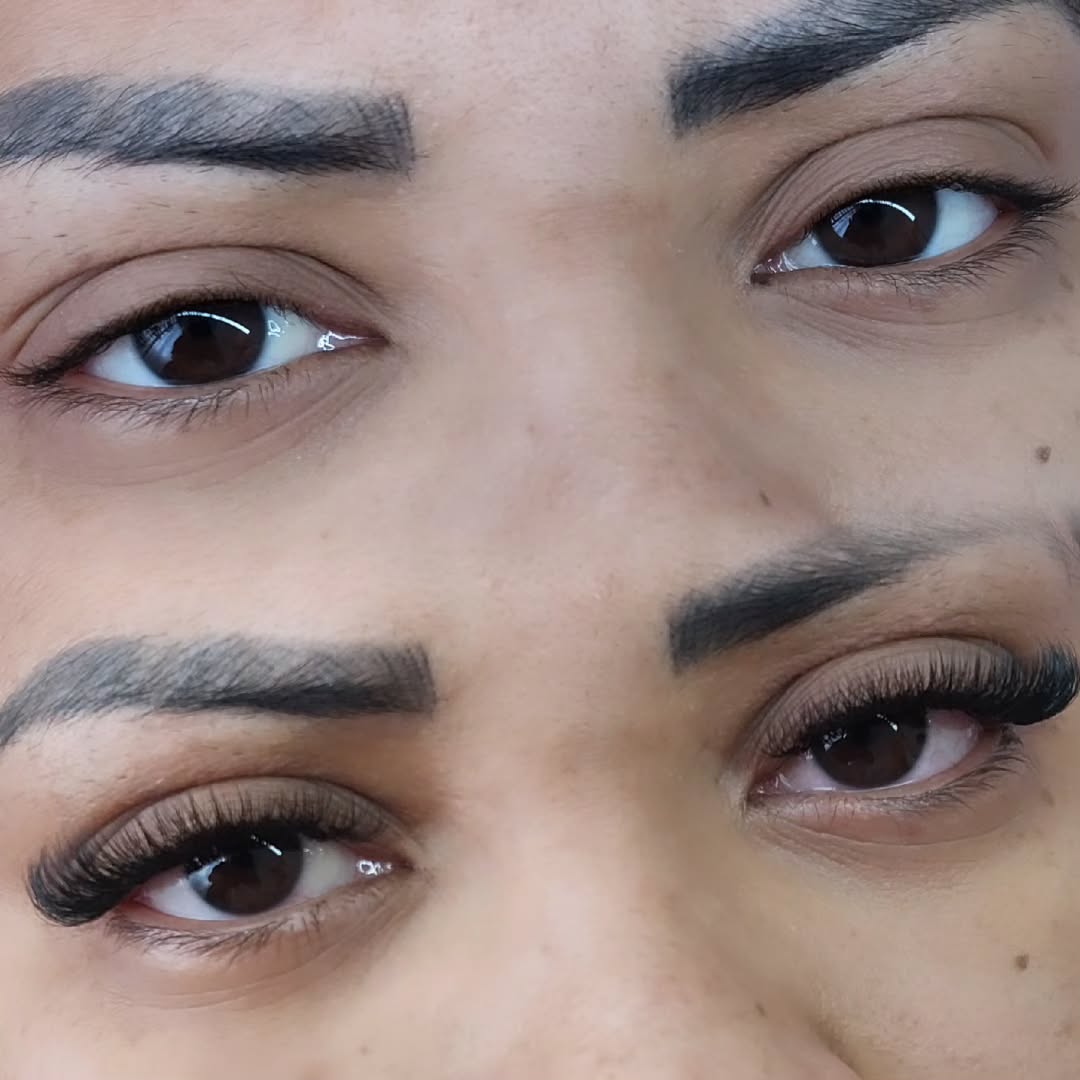 Antes e depois do alongamento de cílios - olhar mais marcante e cheio